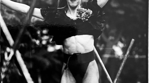 Beth Miralta, de la companyia Escarlata Circus (formada amb Jordi Aspa), actua a la Mostra de Teatre i Música al Carrer. Pineda de Mar. 1992. Foto: Saül Gordillo (El Punt) 