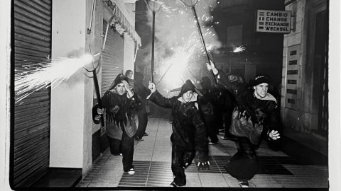 Correfoc de Calella al carrer Església. 1990-1991. Foto: Saül Gordillo (El Punt)