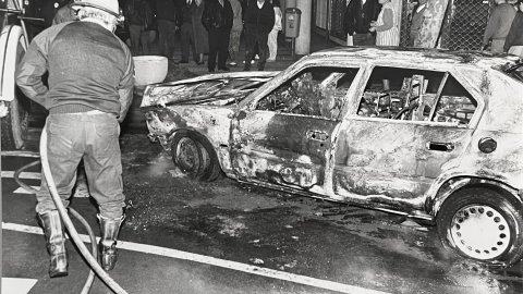 Els bombers del parc de Pineda de Mar apaguen el foc d'un vehicle incendiat al carrer Ànimes de Calella amb l'N-II. 1990-1991. Foto: Saül Gordillo (El Punt)