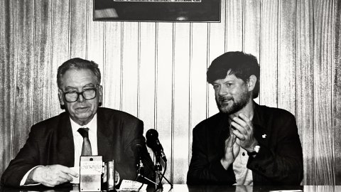 Pregó de festa major de Joan-Josep Tharrats, amb l'alcalde Josep Lluís Fillat (PSC), a la sala de plens de l'Ajuntament de Pineda. 1992. Foto: Saül Gordillo 