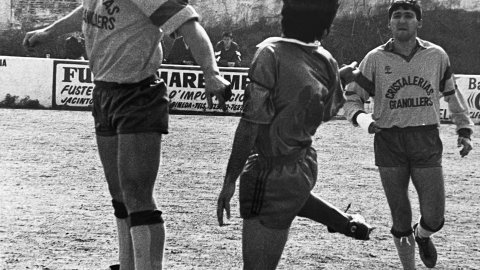 Partit del Club de Futbol Calella contra el Granollers o el Canovelles, a l'antic camp de futbol de Calella. 1990-1991. Foto: Saül Gordillo (El Punt)