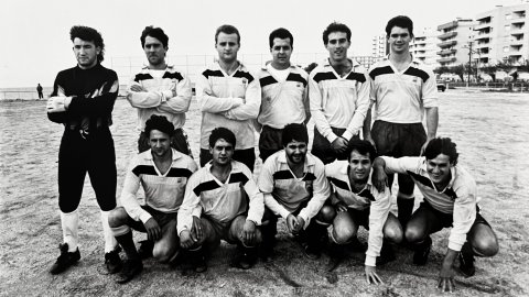 Equip de futbol de Poblenou de Pineda de Mar, a l'antic camp de futbol de la platja. 1990-1991. Foto: Saül Gordillo (El Punt)