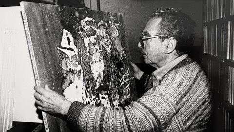 Joan-Josep Tharrats i Vidal (Girona 1918 - Barcelona 2001), pintor, teòric d'art i editor català. Fotografia de Saül Gordillo del 28 de febrer de 1992 al seu estudi de Barcelona.