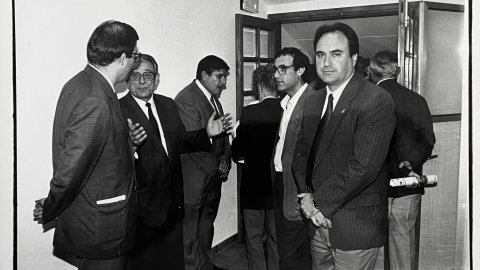 Acte municipal a Calella amb l'alcalde, Joaquim Rey (CiU), els regidors Francesc Arqués i Jordi Sitjà (CiU) i l'arxiver municipal Josep Maria Codina. 1990-1991. Foto: Saül Gordillo (El Punt)
