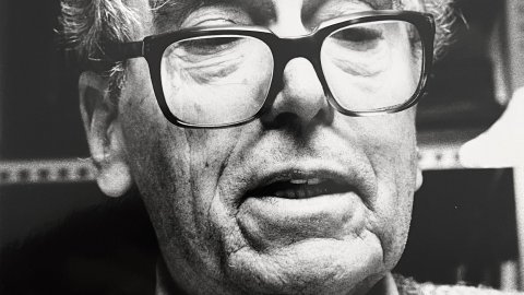 Joan-Josep Tharrats i Vidal (Girona 1918 - Barcelona 2001), pintor, teòric d'art i editor català. Fotografia de Saül Gordillo del 28 de febrer de 1992 al seu estudi de Barcelona.