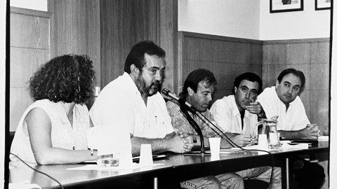 Josep Maria Gallart, regidor d'Hisenda de l'Ajuntament de Calella. A la dreta, Martí Barrera, Francesc Arqués (CiU) i Jordi Sitjà (CiU). 10 de setembre de 1993. Foto: Saül Gordillo (El Punt) 