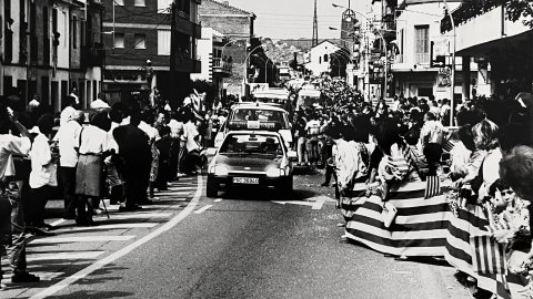 Pas de la torxa olímpica per Calella, el 1992, portada pel veí de la ciutat Tomàs Claramunt. La Guàrdia Civil escorta la comitiva, rebuda amb senyeres. Foto: Saül Gordillo (El Punt)
