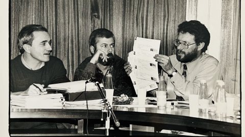 Els regidors socialistes Emili Biosca, Joan Ferrer i Emili Pérez, d'esquerra a dreta, s'adrecen a l'oposició de CiU en un ple encès de l'Ajuntament de Pineda de Mar. 1990-1991. Foto: Saül Gordillo (El Punt)