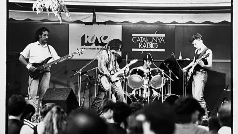 Concert al camió de Catalunya Ràdio i Ràdio Associació de Catalunya a la plaça de Les Mèlies de Pineda de Mar. 1990-1991. Foto: Saül Gordillo (El Punt)