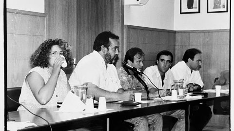 Josep Maria Gallart, regidor d'Hisenda de l'Ajuntament de Calella. A la dreta, Martí Barrera, Francesc Arqués (CiU) i Jordi Sitjà (CiU). 10 de setembre de 1993. Foto: Saül Gordillo (El Punt) 