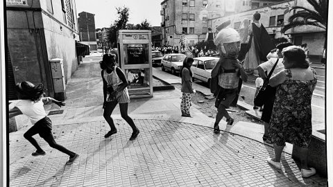 Capgròs corrent darrere de nens a Malgrat de Mar. 1990-1991. Foto: Saül Gordillo (El Punt)