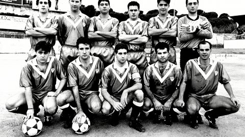 Plantilla del primer equip del Club Futbol Calella, a l'antic camp de futbol. Foto: Saül Gordillo (El Punt)
