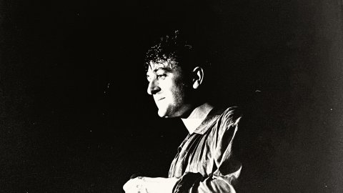 Manolo García, candant d'El último de la fila, en un concert al poliesportiu de Pineda de Mar. 1990-1991. Foto: Saül Gordillo (El Punt)