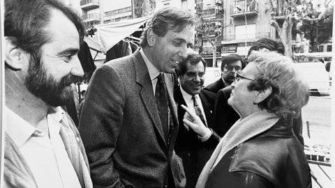 Acte de campanya de les eleccions al Parlament de Catalunya del candidat socialista Raimon Obiols, a la riera d'Arenys de Mar. Març de 1992. Foto: Saül Gordillo (El Punt)