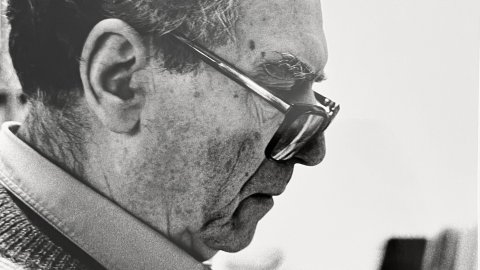 Joan-Josep Tharrats i Vidal (Girona 1918 - Barcelona 2001), pintor, teòric d'art i editor català. Fotografia de Saül Gordillo del 28 de febrer de 1992 al seu estudi de Barcelona.