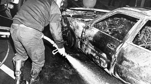 Els bombers del parc de Pineda de Mar apaguen el foc d'un vehicle incendiat al carrer Ànimes de Calella amb l'N-II. 1990-1991. Foto: Saül Gordillo (El Punt)
