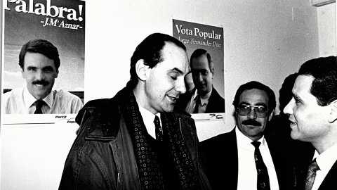El president del Partit Popular de Catalunya, Aleix Vidal-Quadras, a la seu del partit abans de la presentació del cap de llista del PP Norbert Peláez. 1991. Foto: Saül Gordillo (El Punt)