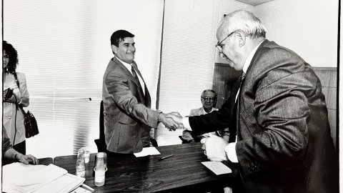El nou alcalde de Calella, Joaquim Rey (CiU), rep la felicitació de l'alcalde sortint del mateix partit, Ramon Bagó i Agulló, en el ple d'investidura al nou Ajuntament. 1991. Foto: Saül Gordillo (El Punt)