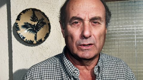 El secretari general del PCE i candidat d'Izquierda Unida a la presidència del govern espanyol, Francesc Frutos, al seu domicili de Calella. Revista Repòrter de l'Alt Maresme. Anys 90. Foto: Saül Gordillo (Repòrter)