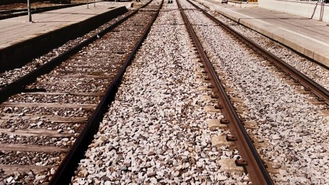 Les vies del tren a l'estació de Renfe de Calella. Revista Repòrter de l'Alt Maresme. Anys 90. Foto: Saül Gordillo (Repòrter)