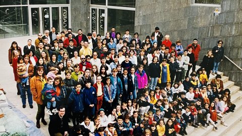 El teatre-auditori Clavé de Tordera, a punt d'acabar les obres, amb un grup de torderencs reunits per a la portada de la revista Repòrter. Revista Repòrter de l'Alt Maresme. Anys 90. Foto: Saül Gordillo (Repòrter)