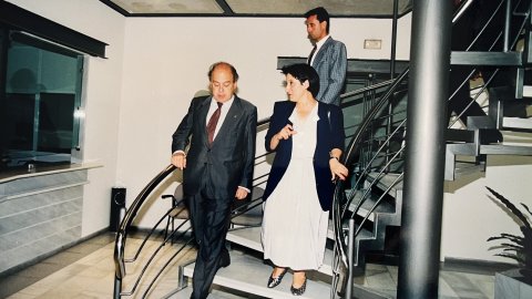 El president de la Generalitat, Jordi Pujol, i l'alcaldessa de Malgrat de Mar, Conxita Campoy (PSC), a l'Ajuntament abans d'una inauguració. Malgrat de Mar. Revista Repòrter de l'Alt Maresme. Anys 90. Foto: Saül Gordillo (Repòrter)