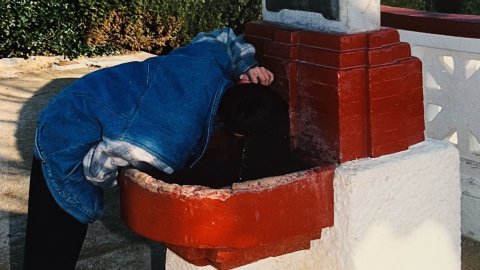 Ivan Gordillo bevent a la font del parc Dalmau de Calella per a la portada de Repòrter sobre la polèmica de l'aigua de l'Alt Maresme. Revista Repòrter de l'Alt Maresme. Anys 90. Foto: Saül Gordillo (Repòrter)