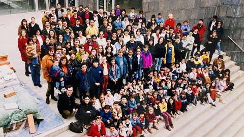 El teatre-auditori Clavé de Tordera, a punt d'acabar les obres, amb un grup de torderencs reunits per a la portada de la revista Repòrter. Revista Repòrter de l'Alt Maresme. Anys 90. Foto: Saül Gordillo (Repòrter)