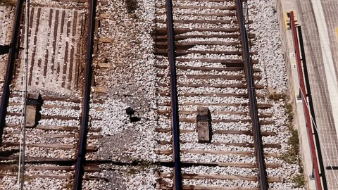 Una vianant creua la via del tren a Sant Pol de Mar. Revista Repòrter de l'Alt Maresme. Anys 90. Foto: Saül Gordillo (Repòrter)