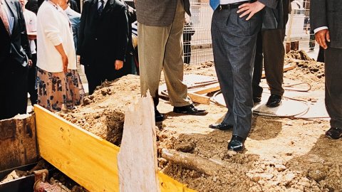 El president de la Generalitat, Jordi Pujol, i l'alcalde de Pineda de Mar, Salvador Llorens, visiten les obres de canalització del carrer Santiago Rusiñol. Pineda de Mar. Revista Repòrter de l'Alt Maresme. Anys 90. Foto: Saül Gordillo (Repòrter)