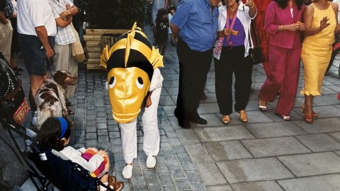 L'alcaldessa de Malgrat de Mar, Conxita Campoy (PSC), inaugura la reurbanització del carrer del Mar amb una festa popular. Revista Repòrter de l'Alt Maresme. Anys 90. Foto: Saül Gordillo (Repòrter)