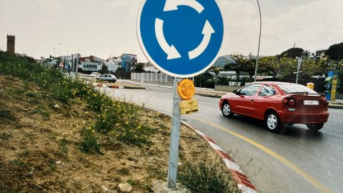 Construcció de les primeres rotondes a la carretera N-II a Pineda de Mar. Revista Repòrter de l'Alt Maresme. Anys 90. Foto: Saül Gordillo (Repòrter)
