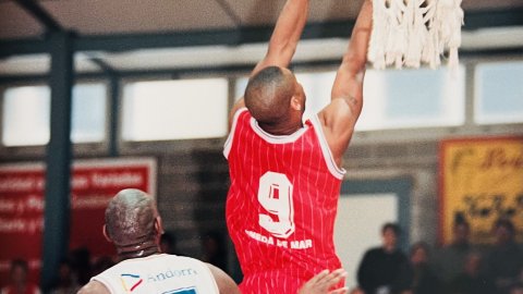 El jugador de la Unió Esportiva i Recrativa (UER) Pineda Derrell Washigton, en un partit contra l'Andorra al pavelló poliesportiu de Pineda de Mar. Revista Repòrter de l'Alt Maresme. Anys 90. Foto: Saül Gordillo (Repòrter)