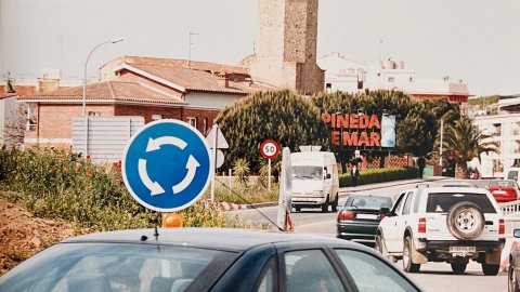 Construcció de les primeres rotondes a la carretera N-II a Pineda de Mar. Revista Repòrter de l'Alt Maresme. Anys 90. Foto: Saül Gordillo (Repòrter)