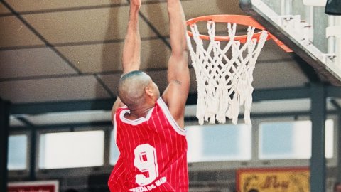 El jugador de la Unió Esportiva i Recrativa (UER) Pineda Derrell Washigton, en un partit contra l'Andorra al pavelló poliesportiu de Pineda de Mar. Revista Repòrter de l'Alt Maresme. Anys 90. Foto: Saül Gordillo (Repòrter)