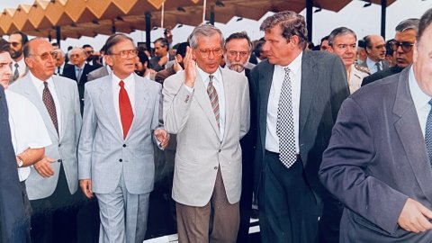 Inauguració de la prolongació de l'autopista del Maresme entre Mataró i Palafolls, al peatge d'Arenys de Mar, amb el ministre d'Obres Públiques, Josep Borrell, i el conseller de Política Territorial, Josep Maria Cullell, el president de la concessionària Acesa i l'alcalde d'Arenys de Mar, Ignasi Moreno. Revista Repòrter de l'Alt Maresme. Anys 90. Foto: Saül Gordillo (Repòrter)