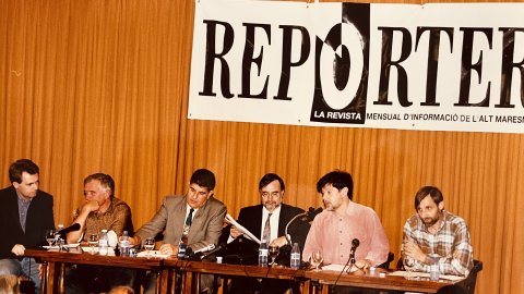 Debat organitzat per Repòrter sobre la prolongació de l'autopista del Maresme, a la Cooperativa l'Amistat de Calella. Revista Repòrter de l'Alt Maresme. Anys 90. Foto: Saül Gordillo (Repòrter)