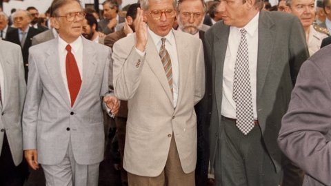 Inauguració de la prolongació de l'autopista del Maresme entre Mataró i Palafolls, al peatge d'Arenys de Mar, amb el ministre d'Obres Públiques, Josep Borrell, i el conseller de Política Territorial, Josep Maria Cullell, el president de la concessionària Acesa i l'alcalde d'Arenys de Mar, Ignasi Moreno. Revista Repòrter de l'Alt Maresme. Anys 90. Foto: Saül Gordillo (Repòrter)