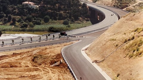 Obres de prolongació de l'autopista del Maresme. Revista Repòrter de l'Alt Maresme. Anys 90. Foto: Saül Gordillo (Repòrter)