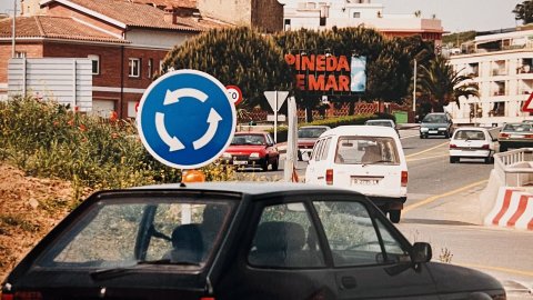 Construcció de les primeres rotondes a la carretera N-II a Pineda de Mar. Revista Repòrter de l'Alt Maresme. Anys 90. Foto: Saül Gordillo (Repòrter)