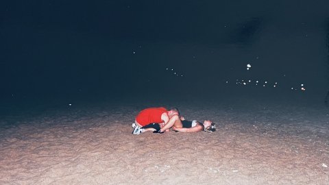 La Policia Local de Calella patrulla una nit d'estiu per la platja advertint els turistes que no es distreguin si no volen ser víctimes d'algun robatori. Revista Repòrter de l'Alt Maresme. Anys 90. Foto: Saül Gordillo (Repòrter)
