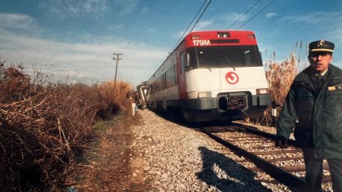 Tren de la línia de la costa descarrilat a Tordera, víctima del sabotatge d'Andreu Rabadán. Revista Repòrter de l'Alt Maresme. Anys 90. Foto: Saül Gordillo (Repòrter)