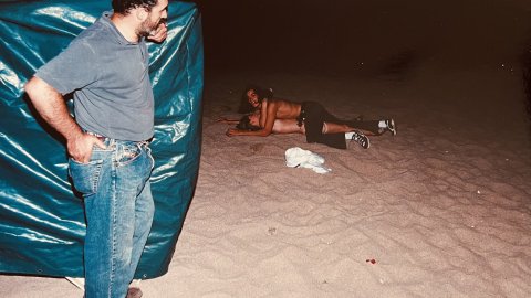 La Policia Local de Calella patrulla una nit d'estiu per la platja, on algunes persones aprofiten que els turistes estan distrets per cometre robatoris. Revista Repòrter de l'Alt Maresme. Anys 90. Foto: Saül Gordillo (Repòrter)
