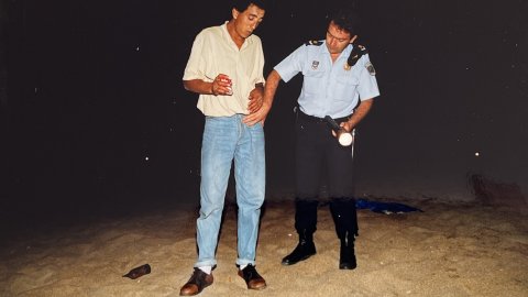 La Policia Local de Calella registra un ciutadà d'origen magribí durant una patrulla una nit d'estiu per la platja. Revista Repòrter de l'Alt Maresme. Anys 90. Foto: Saül Gordillo (Repòrter)