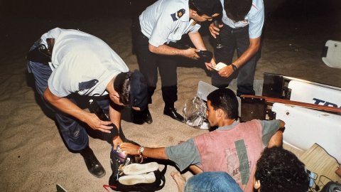 La Policia Local de Calella deté dos ciutadans d'origen magribí durant una patrulla una nit d'estiu per la platja, acusats de cometre robatoris. Revista Repòrter de l'Alt Maresme. Anys 90. Foto: Saül Gordillo (Repòrter)