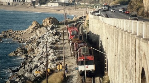 Tren de la línia de la costa descarrilat a Sant Pol de Mar, víctima del sabotatge d'Andreu Rabadán. Revista Repòrter de l'Alt Maresme. Anys 90. Foto: Saül Gordillo (Repòrter)