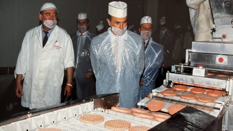 El líder d'Unió Democràtica de Catalunya i diputat al Congrés, Josep Antoni Duran i Lleida, visita una empresa alimentària de Malgrat de Mar. Revista Repòrter de l'Alt Maresme. Anys 90. Foto: Saül Gordillo (Repòrter)