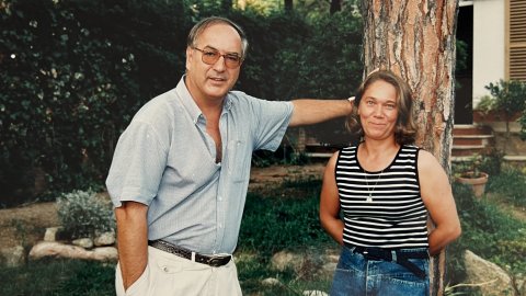 L'excap de premsa del president de la Generalitat Jordi Pujol, el periodista Ramon Pedrós, amb la seva esposa al domicili de Cabrils. Anys 90. Foto: Saül Gordillo (Repòrter)