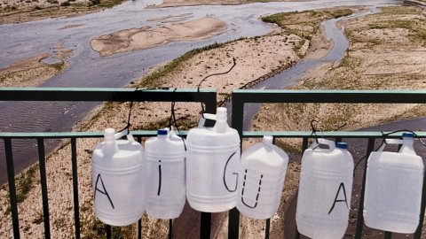 Acció al riu Tordera a l'alçada de la carretera de Palafolls a Blanes, sobre la polèmica de l'aigua de la conca de la Tordera. Anys 90. Foto: Saül Gordillo (Repòrter)