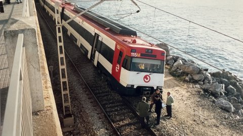Tren de la línia de la costa descarrilat a Sant Pol de Mar, víctima del sabotatge d'Andreu Rabadán. Revista Repòrter de l'Alt Maresme. Anys 90. Foto: Saül Gordillo (Repòrter)
